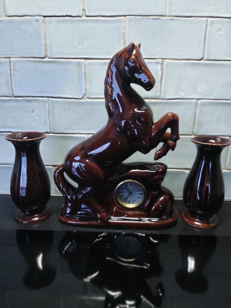 KERAMIEK SCHOUWGARNITUUR STEIGEREND PAARD MET KLOKJE, Antiek en Kunst, Ophalen