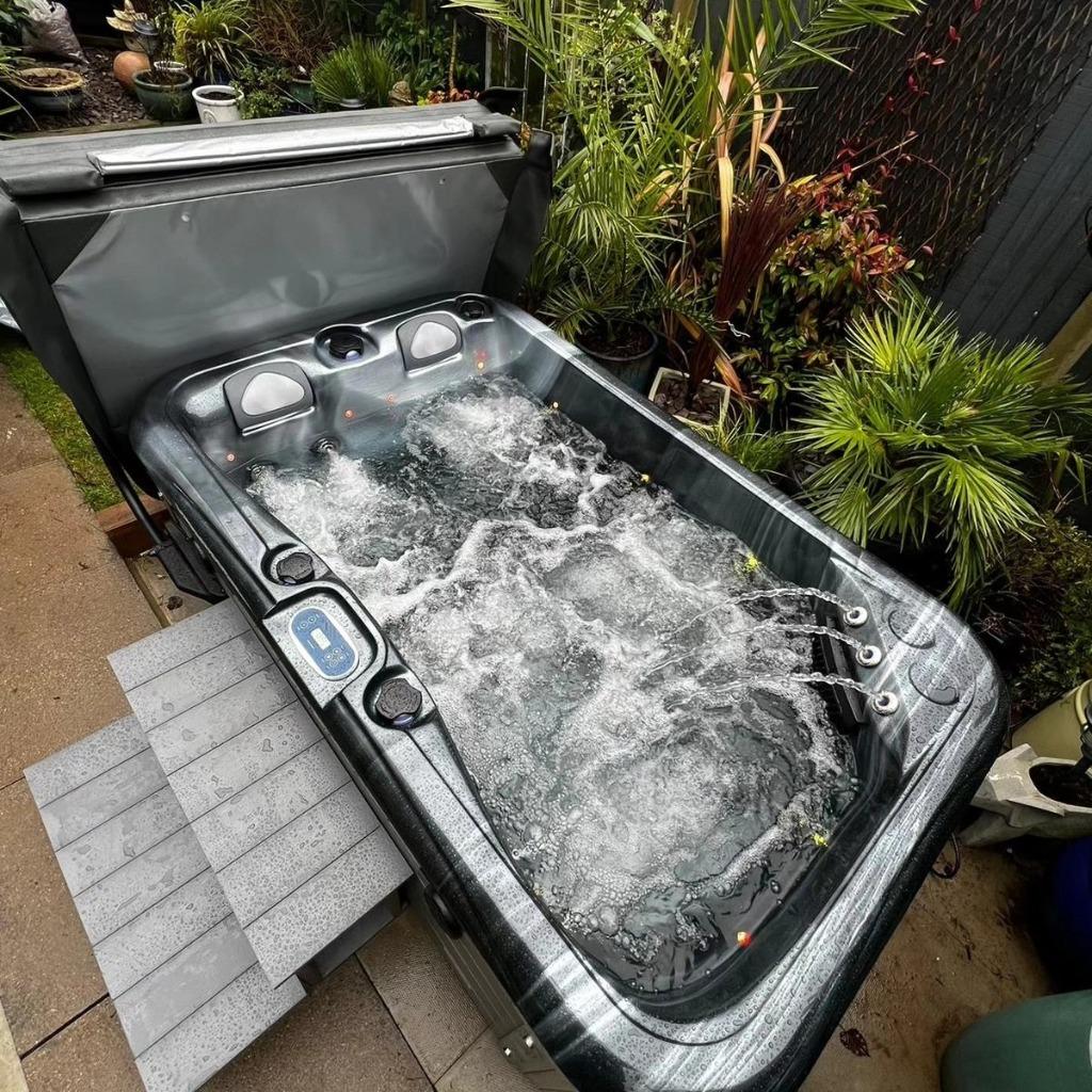 Nieuwe 2 persoons jacuzzi met 2 ligplaatsen/shiatsu /muziek, Tuin en Terras, Overkappingen, Ophalen, Nieuw