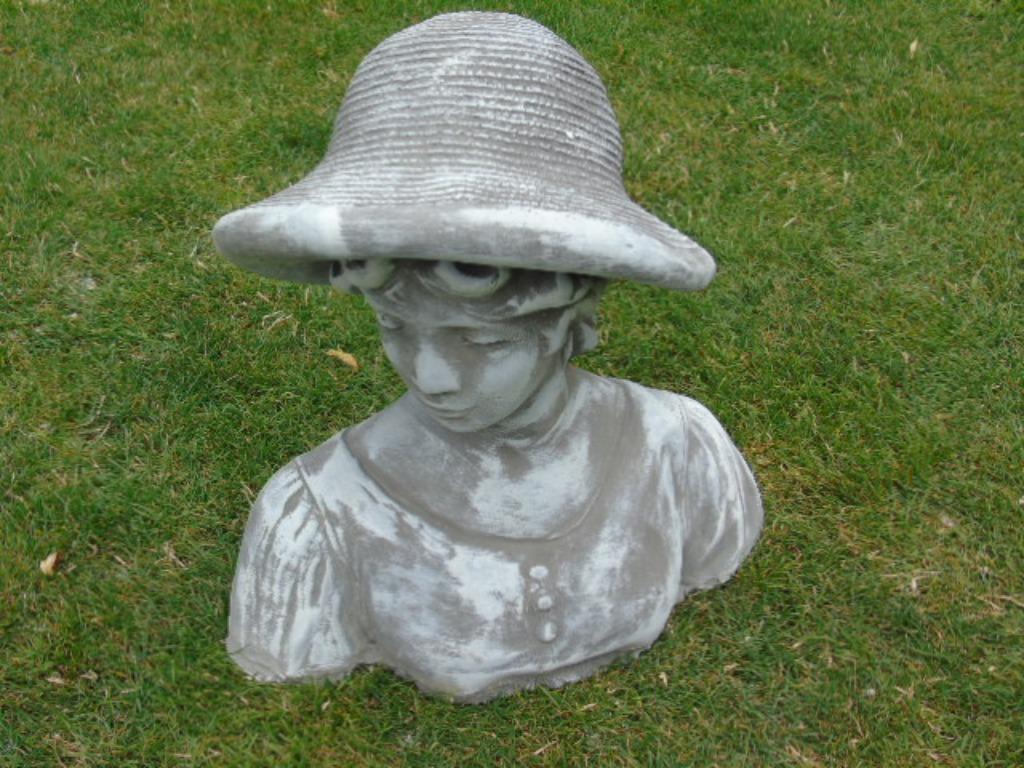 buste de femme au chapeau en pierre patinée, Enlèvement, Neuf