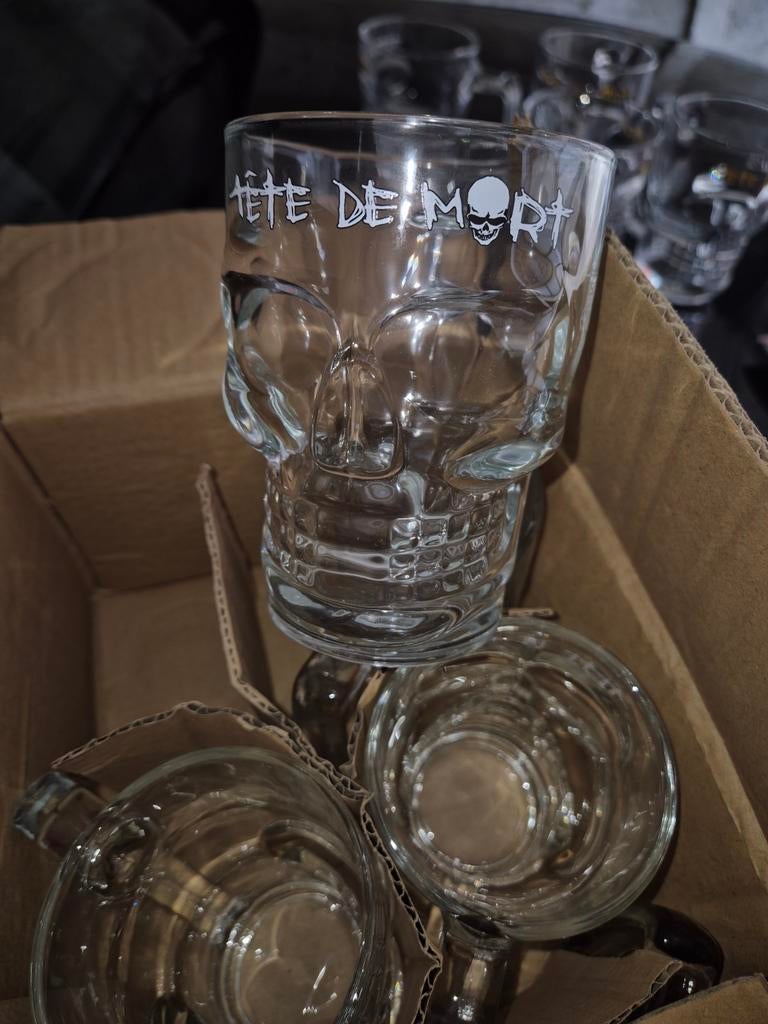 6 glazen tête de mort, Envoi