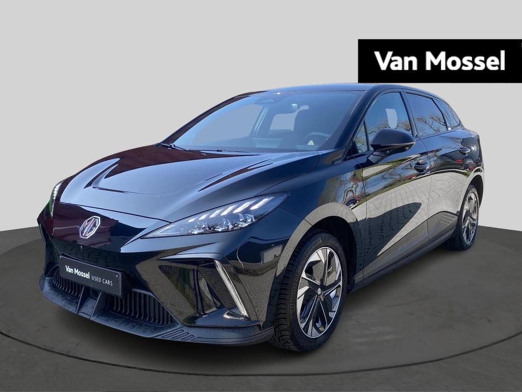 MG MG4 64 kWh Luxury, Auto's, MG, Automaat, Gebruikt, 1675 kg, Zwart