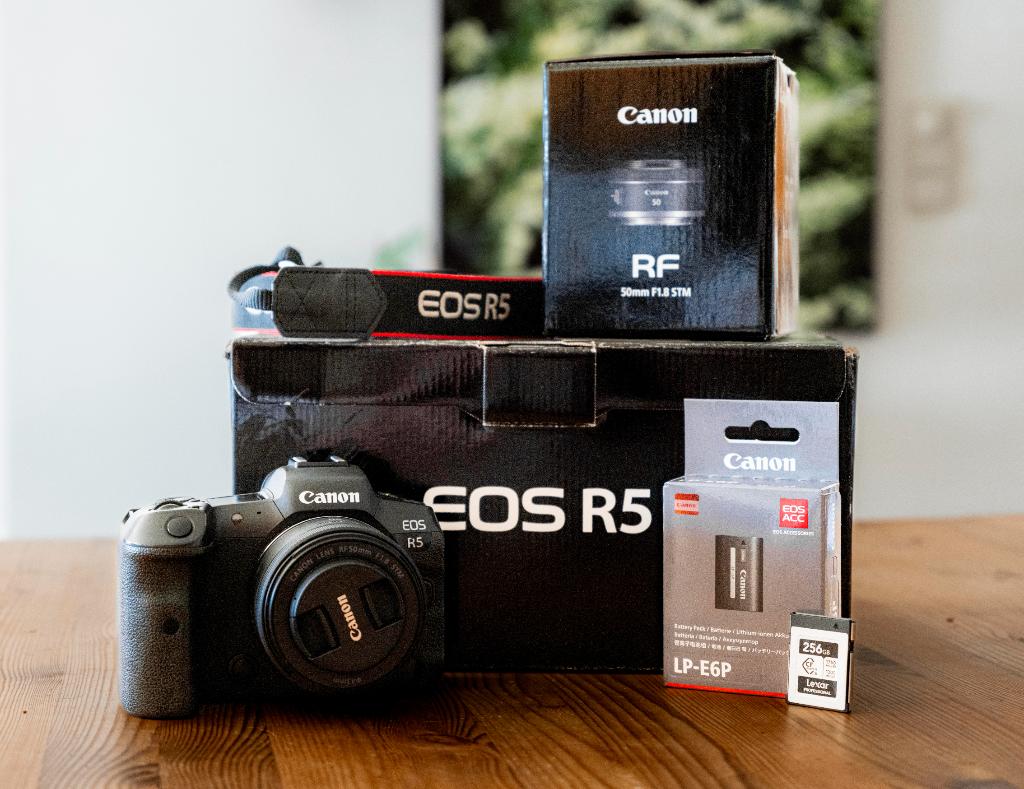 Canon EOS R5 + lens 50mm f1.8 + 2 accu's + 256GB CF-kaart, Ophalen of Verzenden, Zo goed als nieuw, 45 Megapixel, Canon