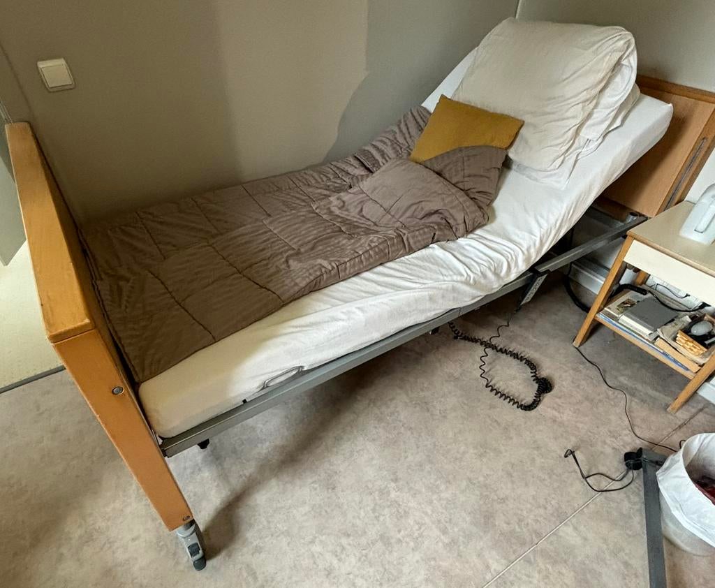 Lit medical en tres bon etat, Enlèvement ou Envoi, Comme neuf