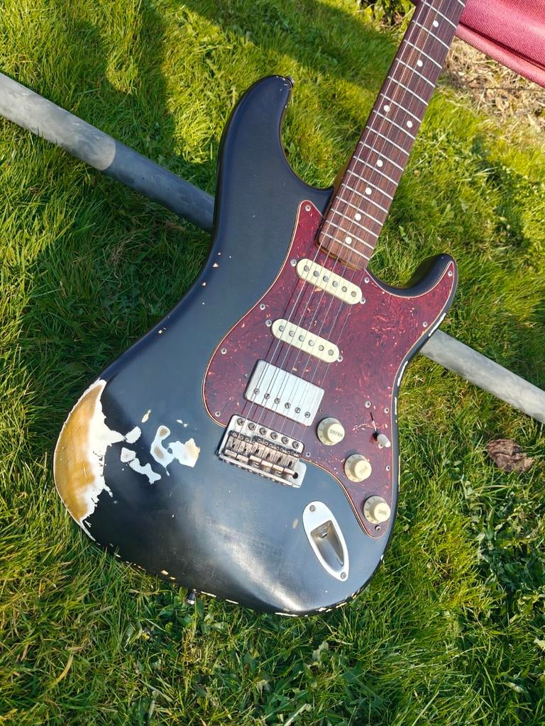 A vendre stratocaster realguitars .Peter Florence voo doo
