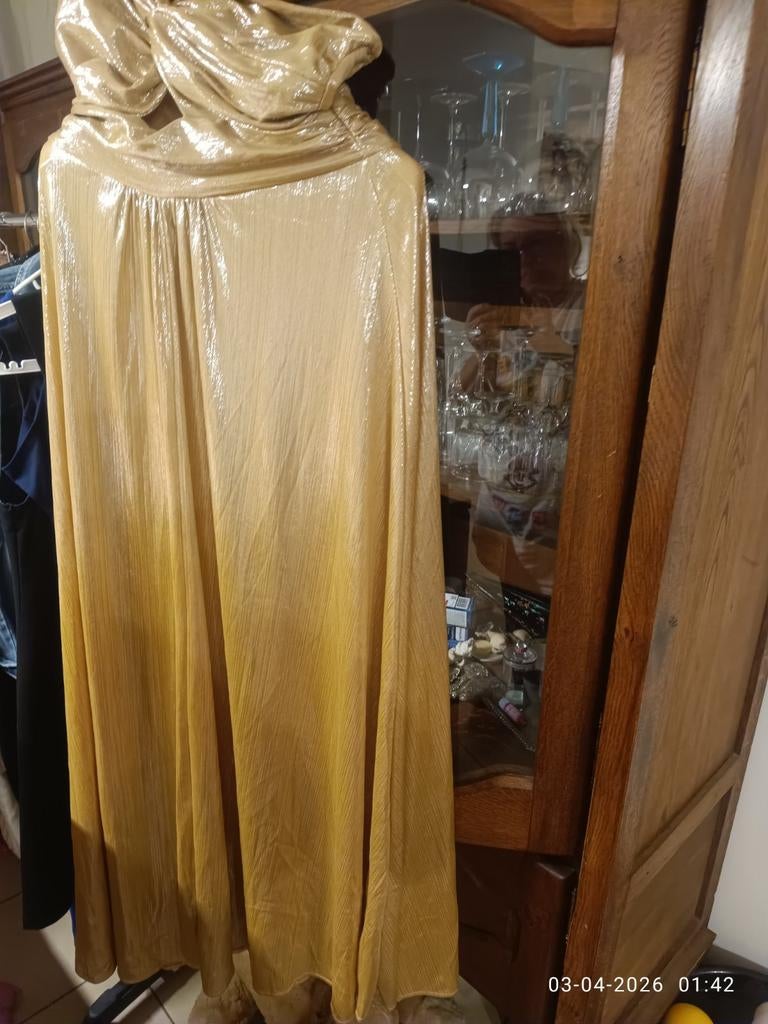 Mooie goud kleed maat l, Huis en Inrichting, Woonaccessoires | Zuilen en Pilaren, Ophalen