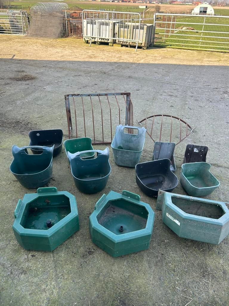 14 stuks benodigdheden voor schapen of geiten, Stalling