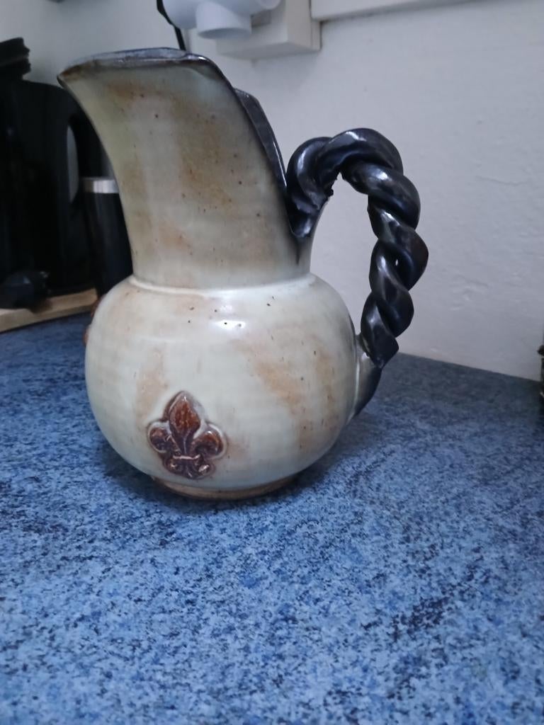 Cruche fleur de lys, Enlèvement