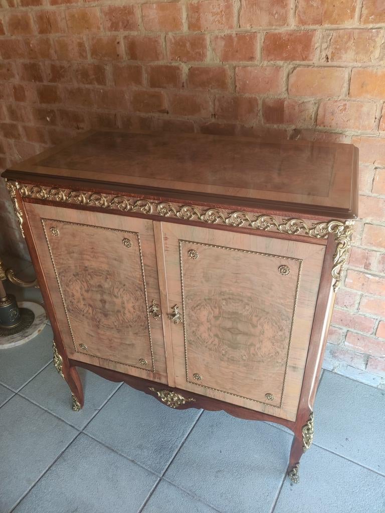 Armoire à cocktail ancienne de style Louis XV — Carottes, no, Enlèvement