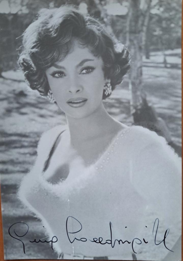 Handgesigneerde foto van actrice Gina Lollobrigida, Ophalen of Verzenden, Zo goed als nieuw, Film, Foto of Kaart