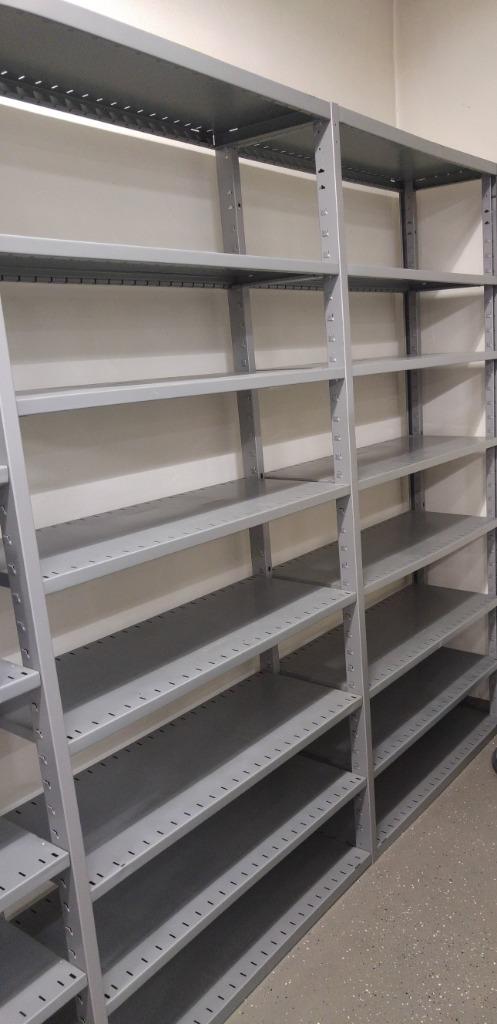 rayonnages/étagères d'entrepôt bien rangés. R4000, Enlèvement