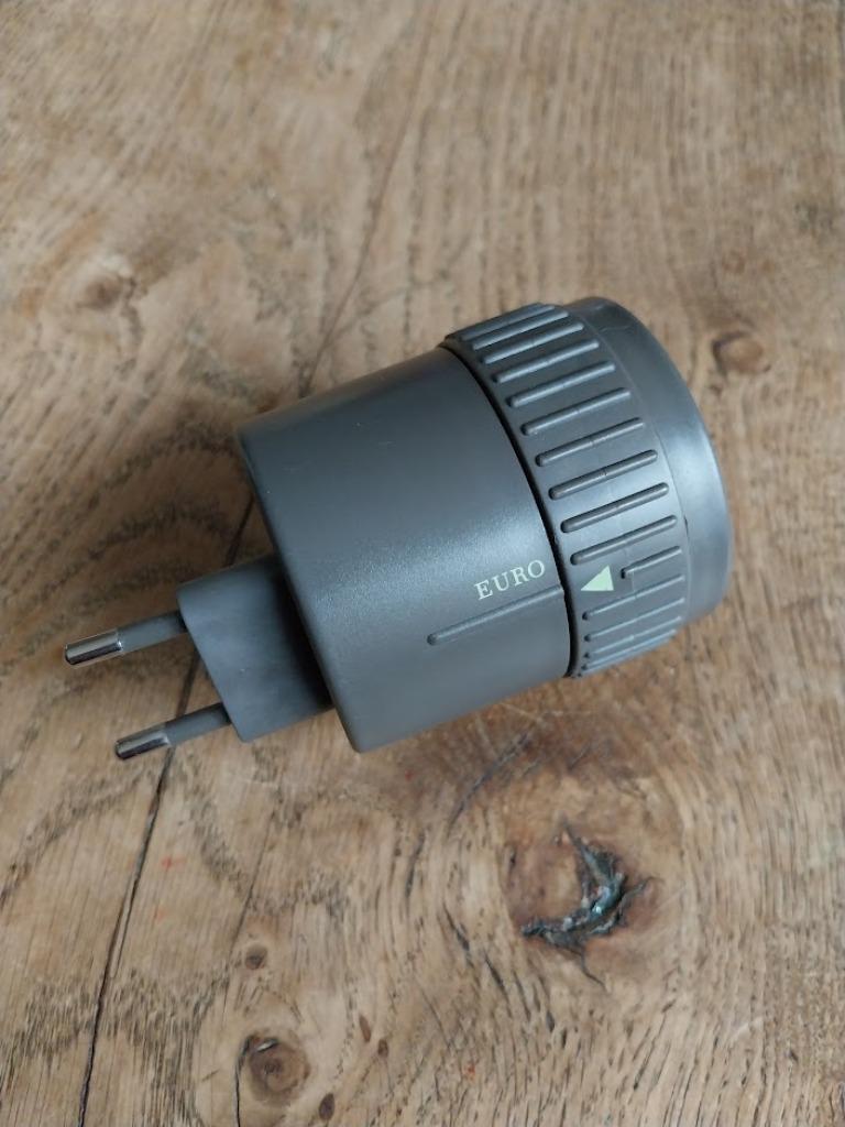 adaptateur de prises universel de voyage et USB, Enlèvement, Comme neuf, Appareillage