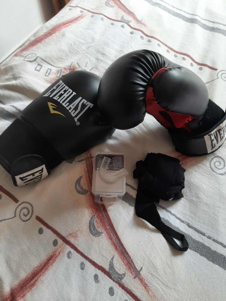 Gants de boxe taille 34 et protège-tibias taille M plus, Sports & Fitness, Enlèvement