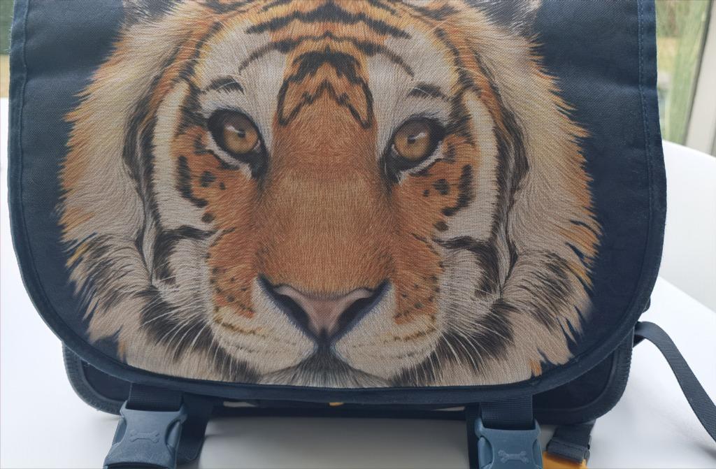 Boekentas Stones and bones tijger, Handtassen en Accessoires, Tassen | Schooltassen, 30 tot 40 cm, Minder dan 30 cm, Blauw, Aktetas of Boekentas