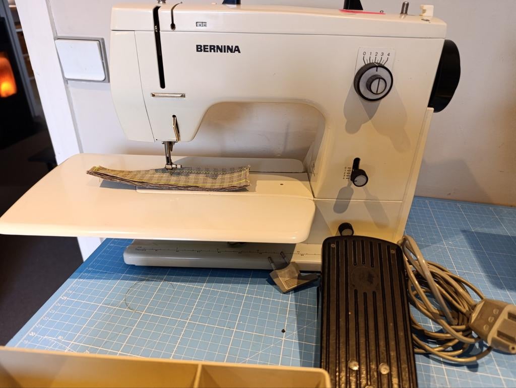 Bernina 800, Hobby en Vrije tijd, Naaimachines en Toebehoren, Ophalen, Naaimachine, Bernina