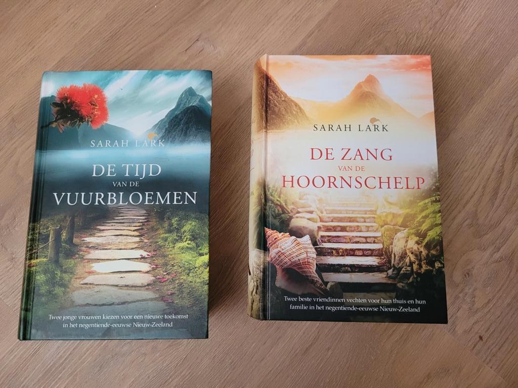 Sarah Lark - Rata Station serie: 2 boeken, Enlèvement ou Envoi, Sarah Lark, Comme neuf, Pays-Bas