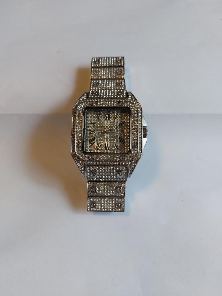 Tres belle montre style hip hop pour homme. Très bon état