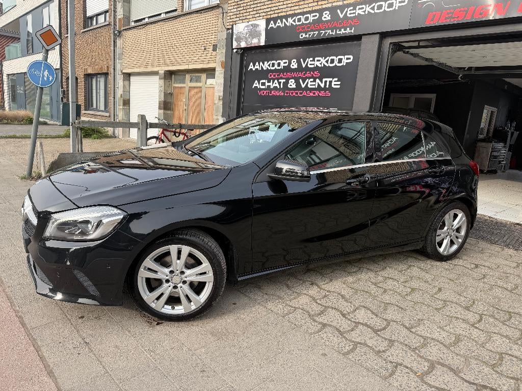 Mercedes A180 Benzine Automaat Volledige opties, Auto's, Automaat, Parkeersensor, Zwart, Leder