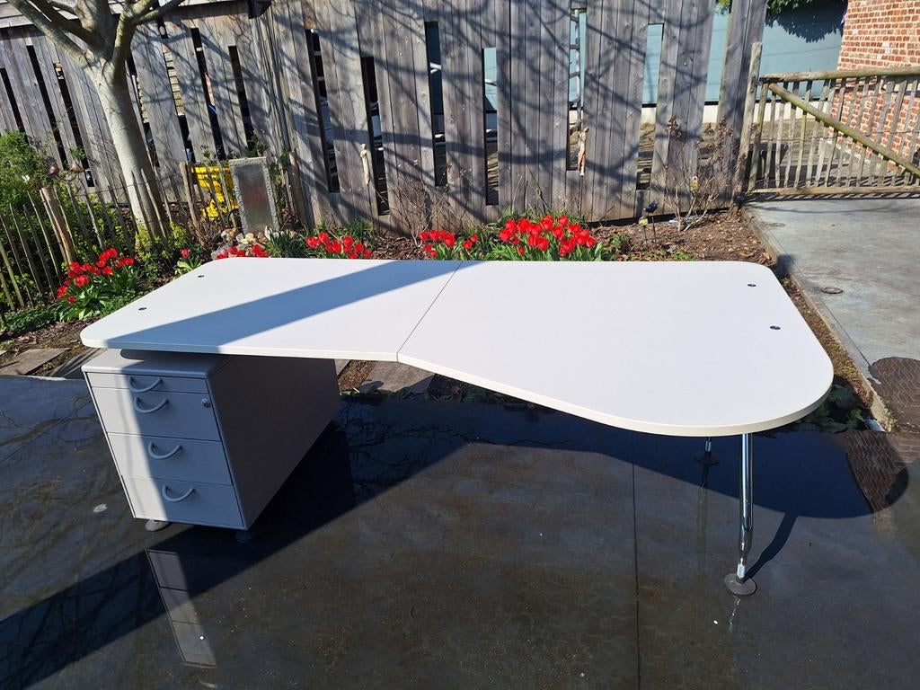 Vitra “Ad Hoc” bureau met ladekast –strak functioneel design, Huis en Inrichting, Bureaus, Modern, Ophalen, Opbergruimte