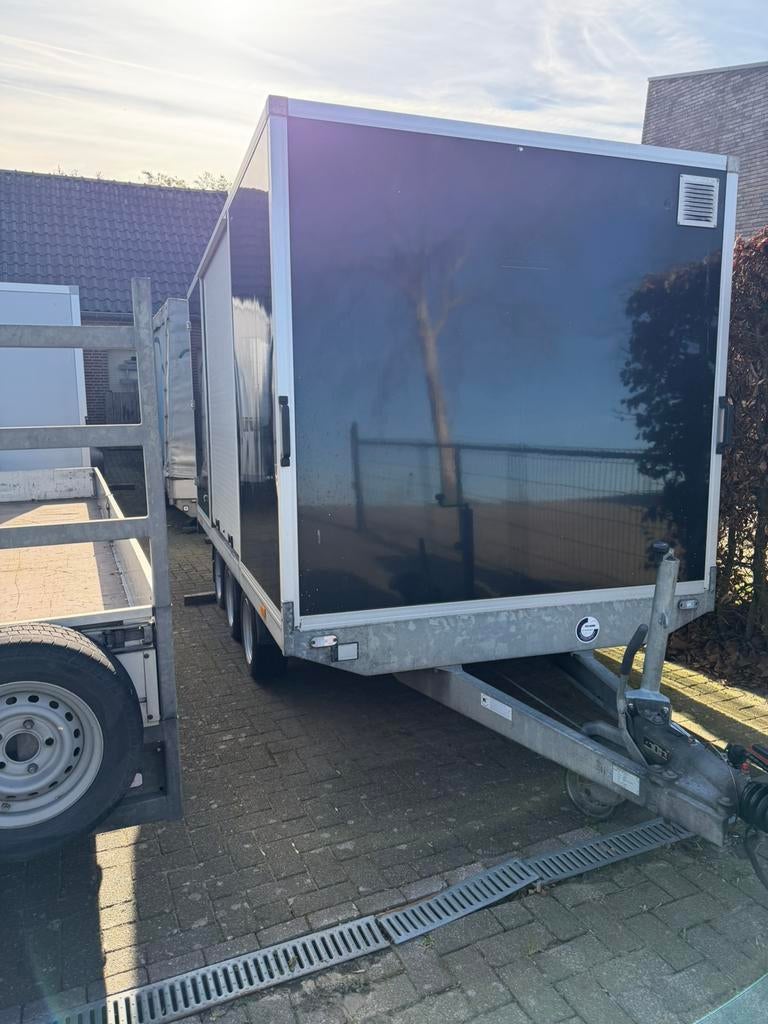 Hapert gesloten 3asser 4x2x1,85 Bj:22 deuren en rolluik, Ophalen, Gebruikt