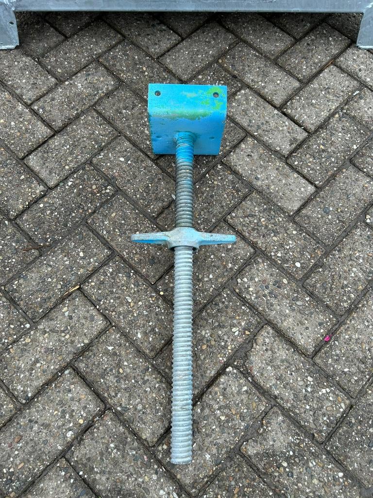 Layher kopspindel/kop spindel 0.60M gebruikt, Doe-het-zelf en Bouw, Ophalen, Gebruikt