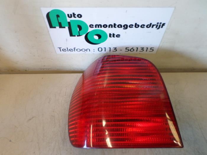 Achterlicht links van een Volkswagen Polo (Polo 99-), Gebruikt, -, Volkswagen, -