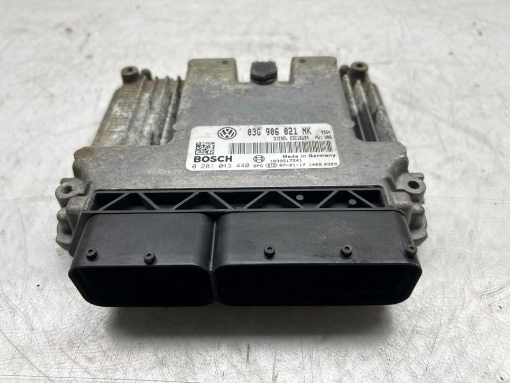 CALCULATEUR MOTEUR ECU Volkswagen Passat Variant (3C5), Robert Bosch AG, Volkswagen, Utilisé, Robert-Bosch-Allee 1
74232  Abstatt, DE
