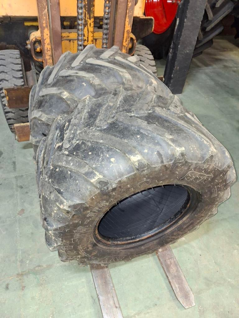 2 banden kniklader 31x15.50-15, Zakelijke goederen, Ophalen