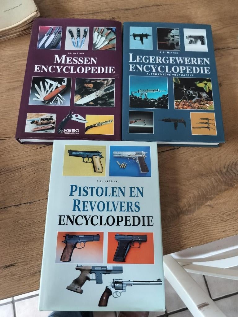 3 x encyclopedie messen pistolen en revolvers legergeweren, Collections, Objets militaires | Général, Enlèvement ou Envoi