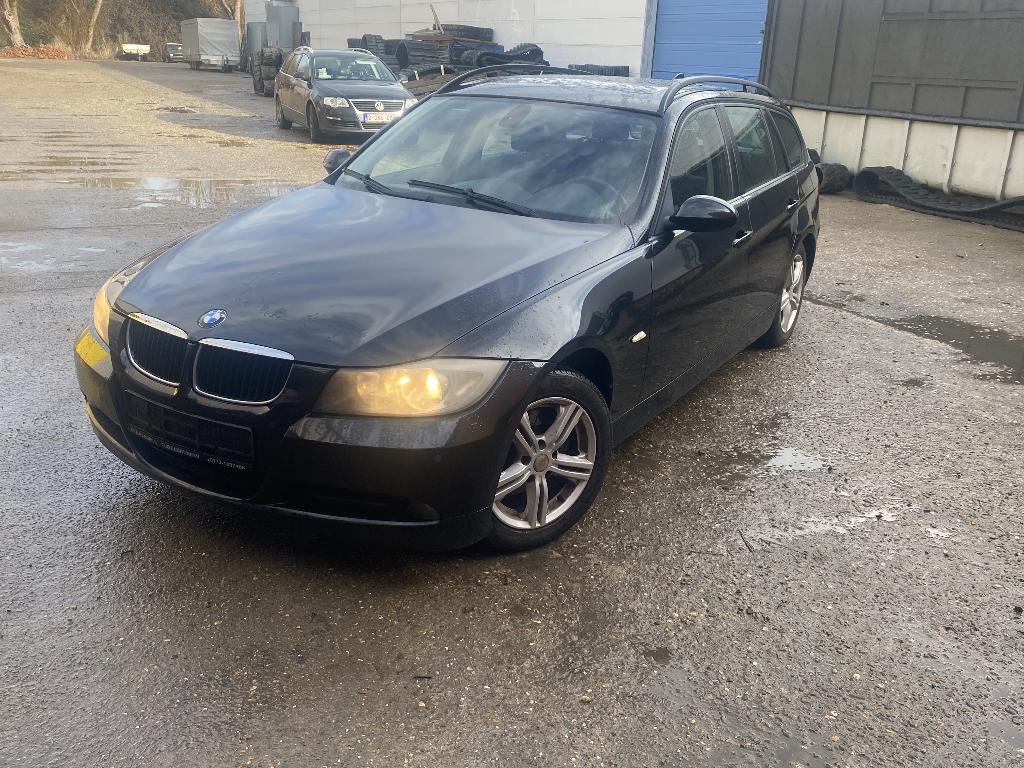 BMW 318i 2006, Auto's, BMW, Zwart, 4 cilinders, Zwart, 5 deurs