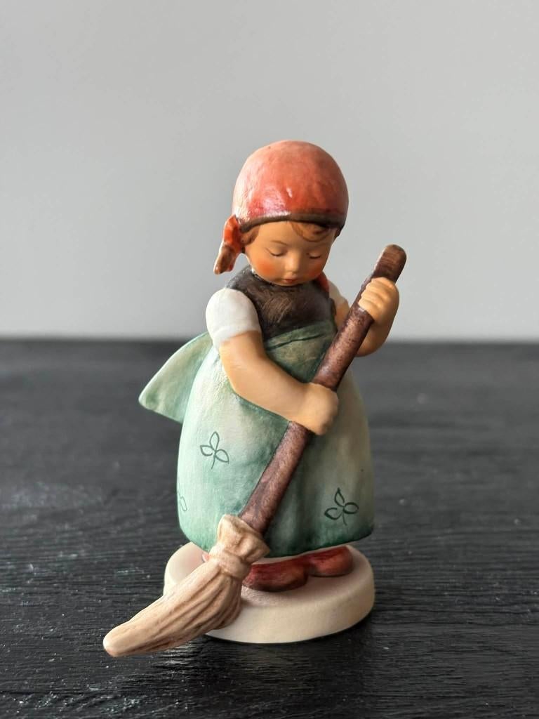 Hummel Goebel, poetsvrouw, Ophalen of Verzenden, Gebruikt, Hummel