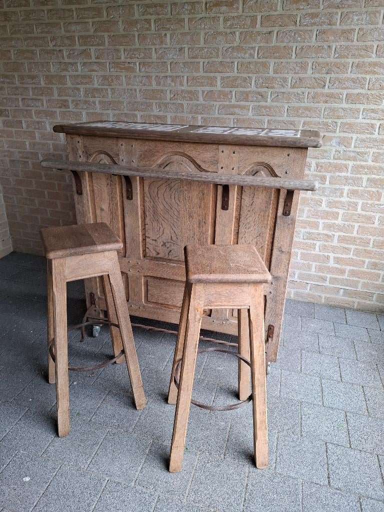 Eiken barkast inclusief 2 krukken, Enlèvement, Utilisé