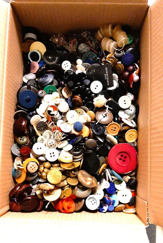 Te koop: Honderden verschillende knopen., Hobby en Vrije tijd, Stoffen en Lappen, Ophalen, Gebruikt, Overige kleuren, Overige materialen