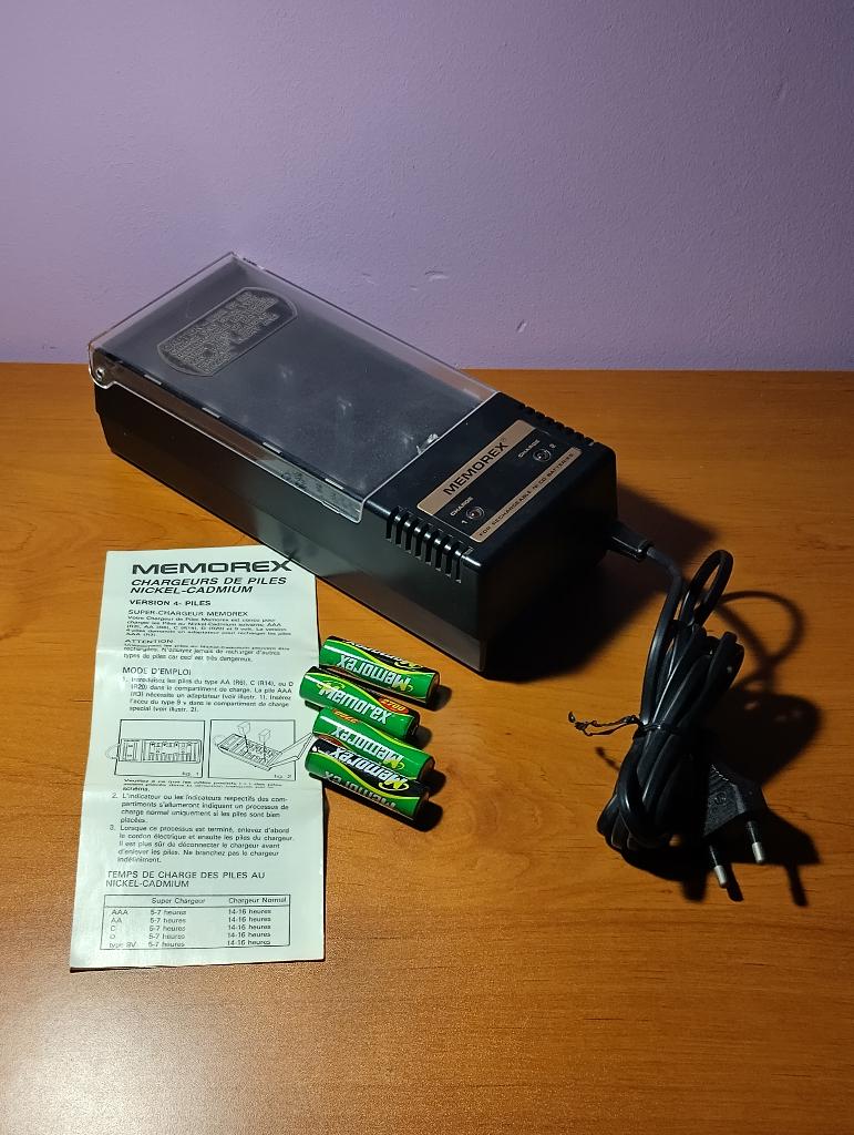 Chargeur de piles Ni-cd + 4 piles AA 2700miAh Memorex, TV, Hi-fi & Vidéo, Enlèvement, Utilisé