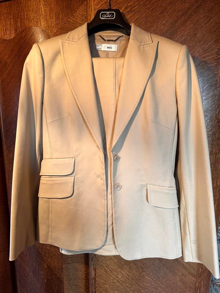Ensemble/costume/set MANGO taille 42, Ophalen of Verzenden, Zo goed als nieuw, Beige