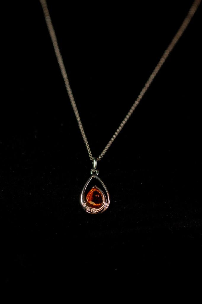 Zilveren ketting met barnsteen en Swarovski kristallen, Handtassen en Accessoires, Kettingen, Met kristal, Verzenden, Nieuw, Zilver