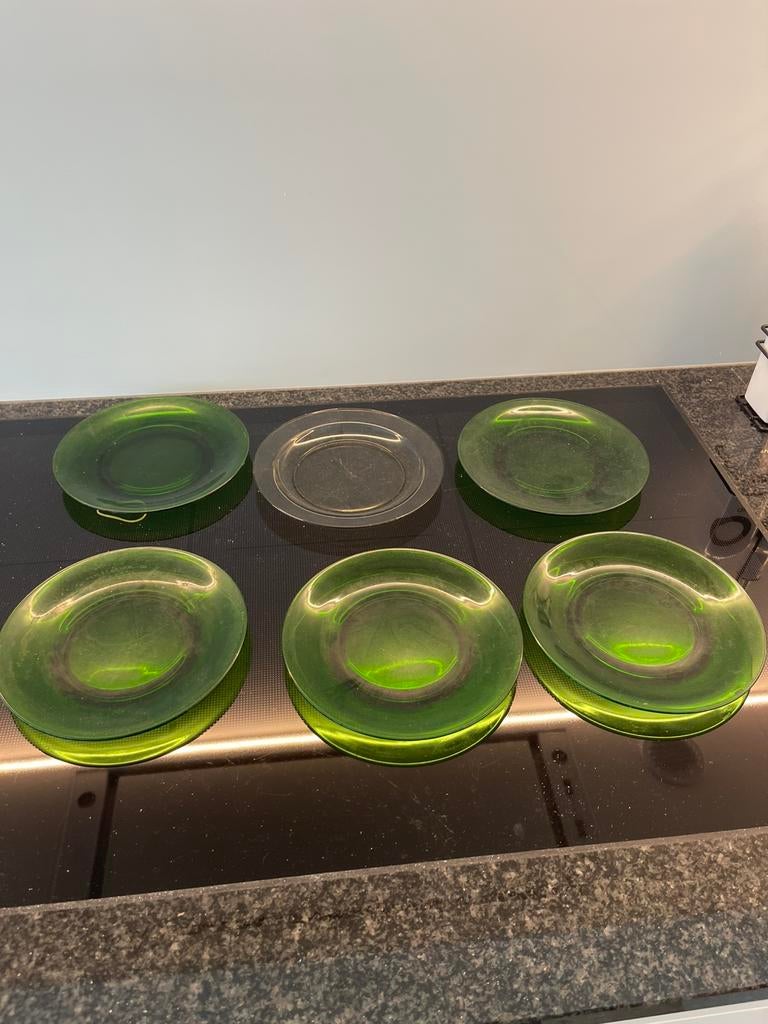 6 GROEN GLAZEN BORDEN, Huis en Inrichting, Ophalen of Verzenden, Zo goed als nieuw, Glas, Bord(en)
