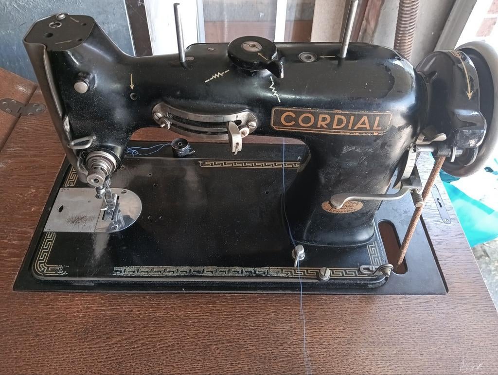 Naaimachine. Zeer oud  cordial  merk, Antiek en Kunst, Ophalen