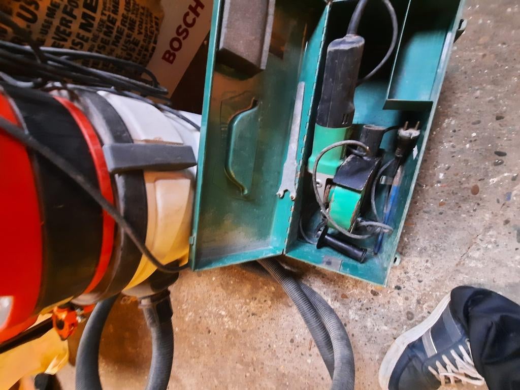 Hitachi muursleuven freesia invl stofzuiger, Doe-het-zelf en Bouw, Gereedschap | Slijpmachines, Ophalen