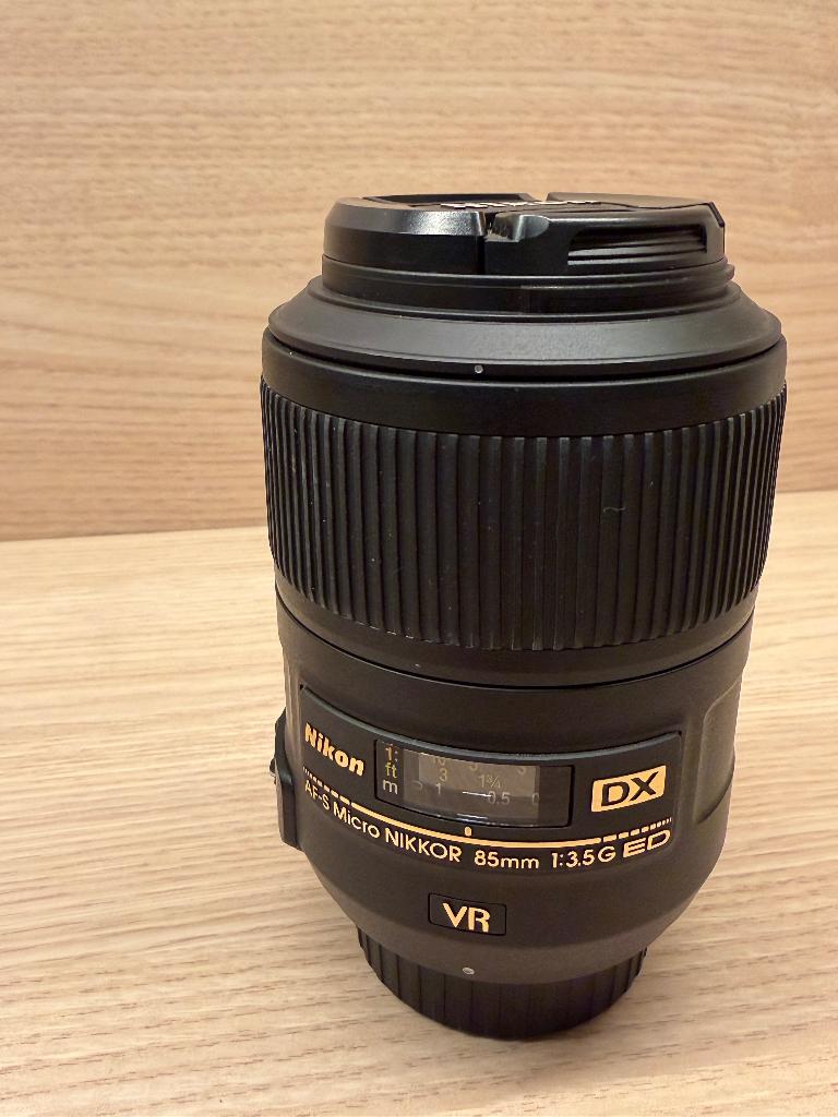 Nikon AF-S Micro 85mm F/3.5G ED VR DX in perfecte staat, TV, Hi-fi & Vidéo, Enlèvement, Comme neuf, Lentille standard