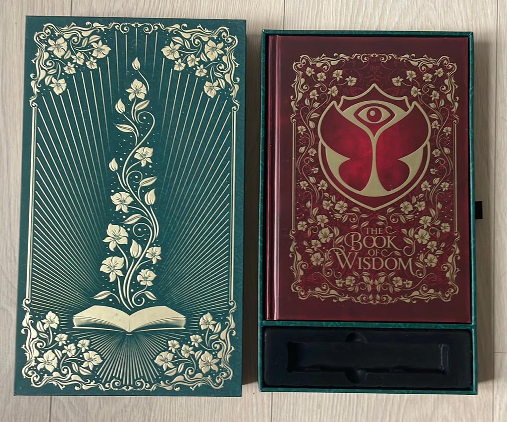 Tomorrowland 2019 - Treasure Case - The book of wisdom (NL), Enlèvement ou Envoi, Comme neuf, Livre, Revue ou Article