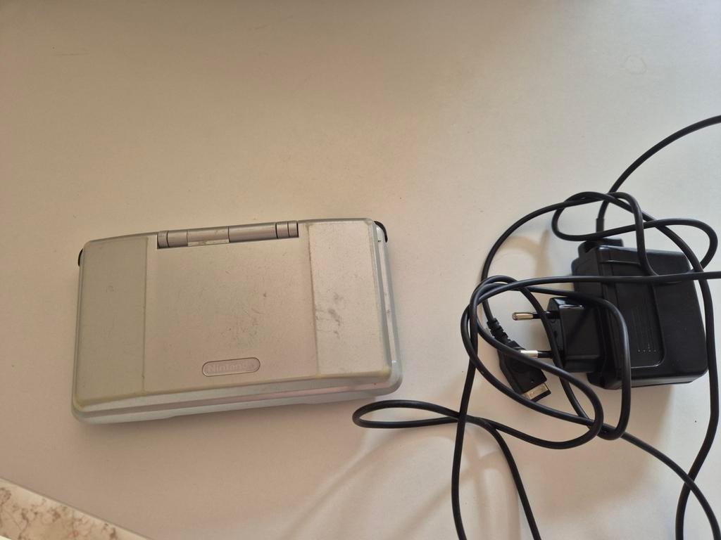 Console de réservoir Nintendo DS + chargeur, Consoles de jeu & Jeux vidéo, Enlèvement ou Envoi, Comme neuf