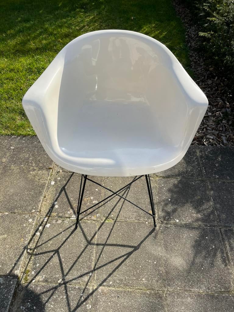 Vintage kuipstoel witte zitting met zwarte poten, Huis en Inrichting, Stoelen, Ophalen, Gebruikt, Wit, Vintage mid century modern