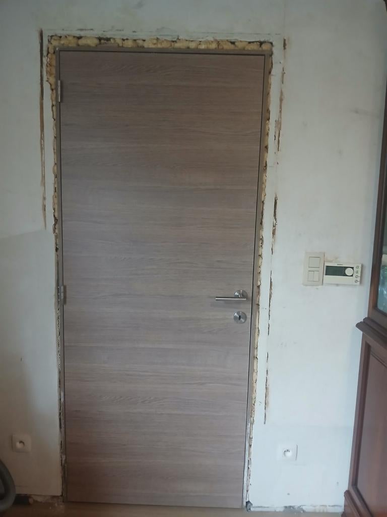 Deur kleine beschadiging  wel achterkant  van de deur, Doe-het-zelf en Bouw, Deuren en Vliegenramen, Ophalen