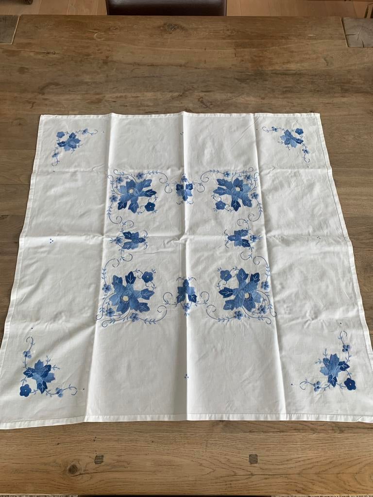 Nappe carrée brodée, Maison & Meubles, Nappes, Enlèvement ou Envoi, Comme neuf, Carré