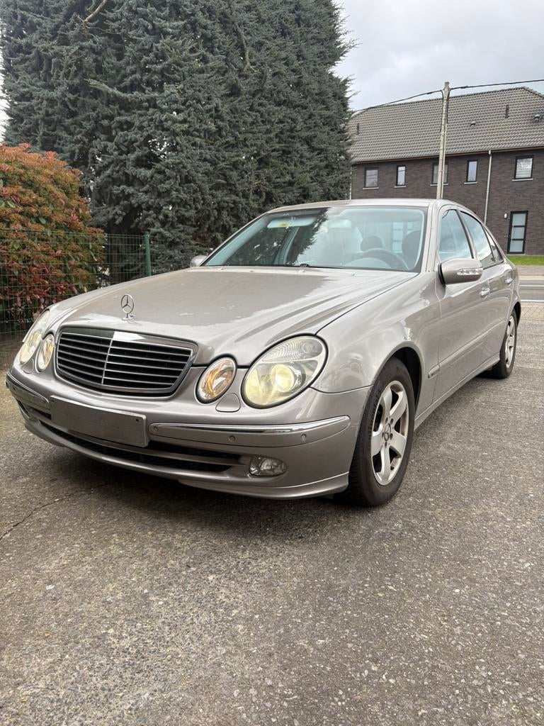 Mercedes E220 voor export, Autos, Mercedes-Benz, Cuir, Argent ou Gris, Achat, Boîte manuelle