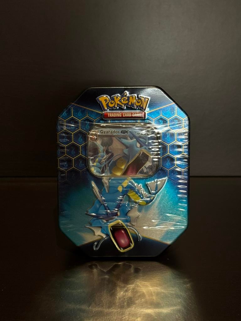 Hidden Fates: Gyarados GX Tin, Hobby en Vrije tijd, Verzamelkaartspellen | Pokémon, Ophalen of Verzenden, Nieuw, Overige typen