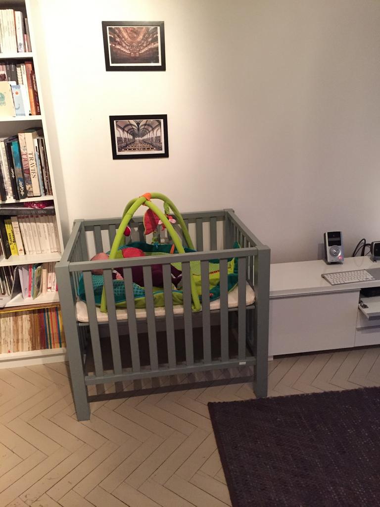 Grijze houten kinderbox, Kinderen en Baby's, Babyparken, Ophalen, Gebruikt, Rechthoekig, In hoogte verstelbaar