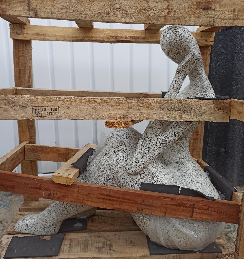 moderne zittende dame in terrazzo, Ophalen, Nieuw, Steen, Mensenbeeld