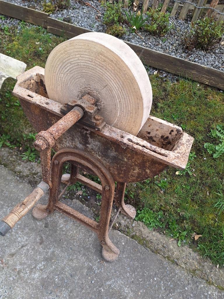 Meule à aiguiser antique, Antiek en Kunst