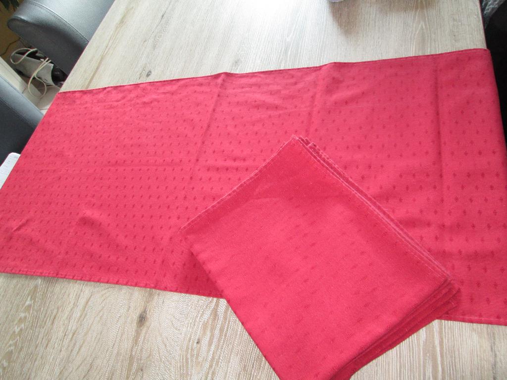 Chemin de table (4) rouge en tissu, Maison & Meubles, Nappes, Enlèvement, Comme neuf, Rectangle, Intérieur